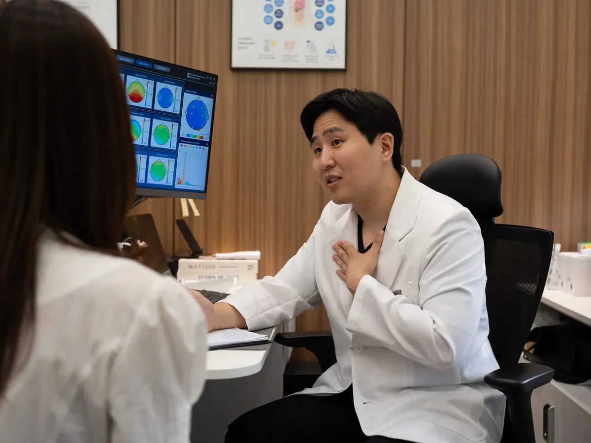 군포 산본 몸앤장한의원 원장이 체열검사 화면을 보며 환자에게 설명하는 상담 장면