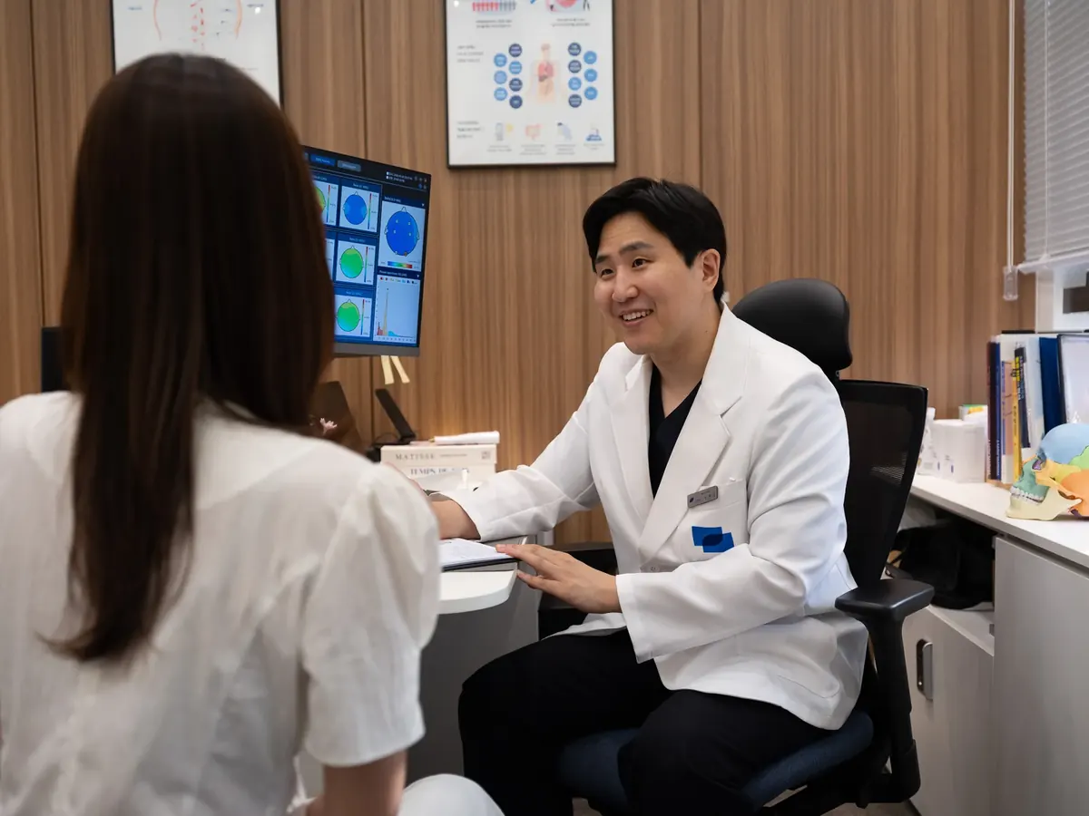 군포 산본 몸앤장한의원 상담실 원장과 환자의 상담 장면