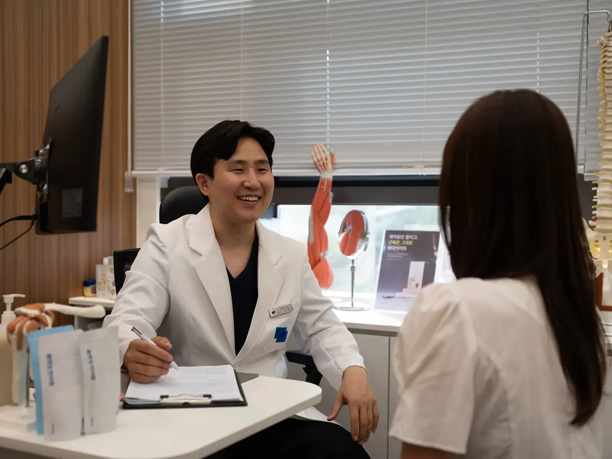 군포 산본 몸앤장한의원 원장이 환자와 다이어트 상담을 하는 모습