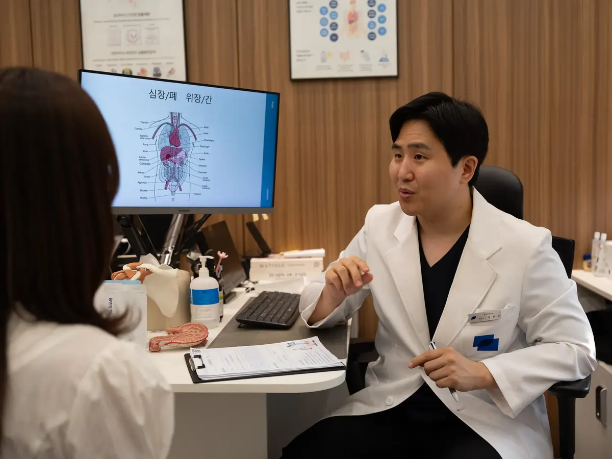 군포 산본 몸앤장한의원 원장이 화면의 체형 이미지를 보며 설명하는 모습